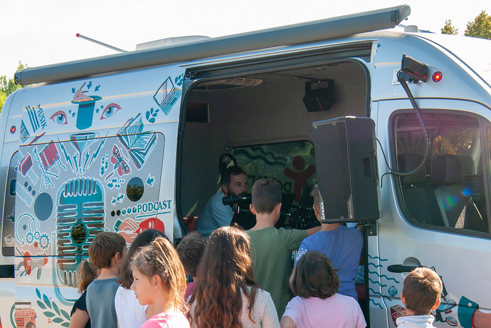 ida_on_air_kinder_vor_dem_radiobus