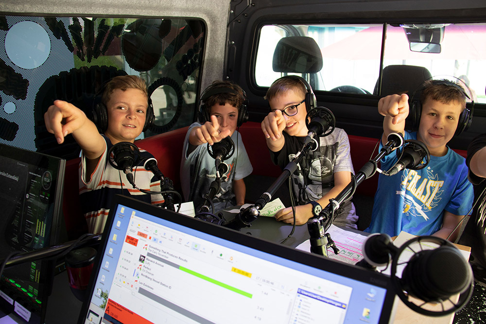 kinder_im_radiobus-stiftung_kinderdorf_pestalozzi