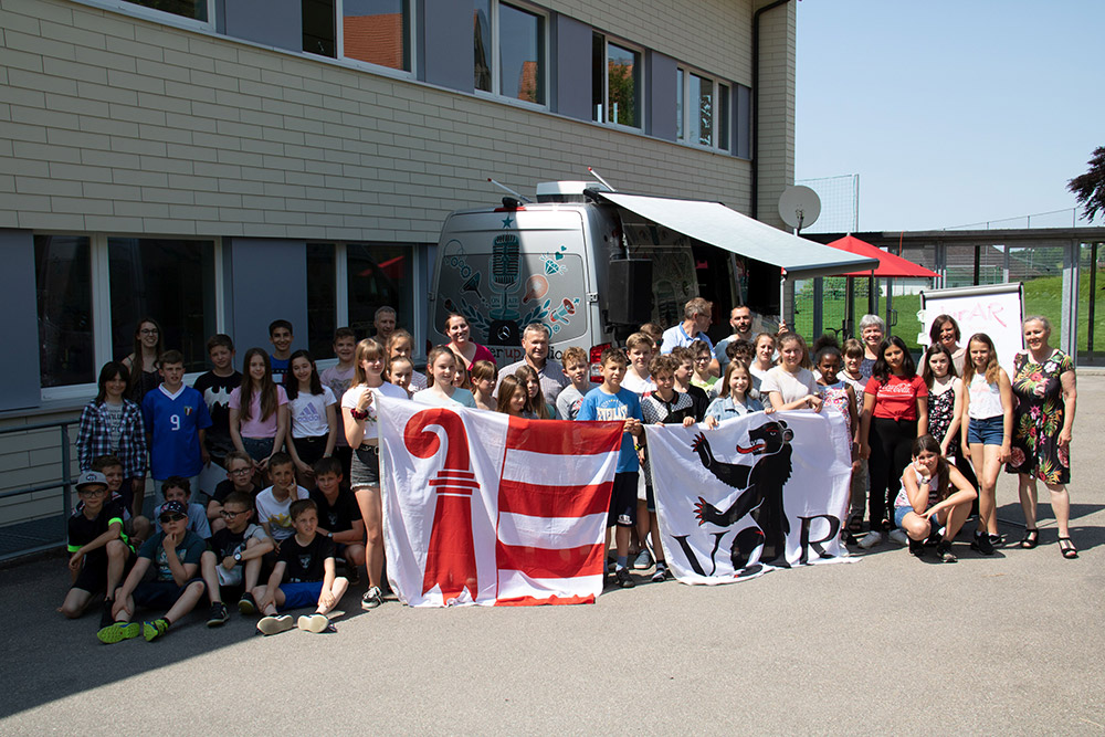 kindergruppenfoto_vor_dem_radiobus-stiftung_kinderdorf_pestalozzi