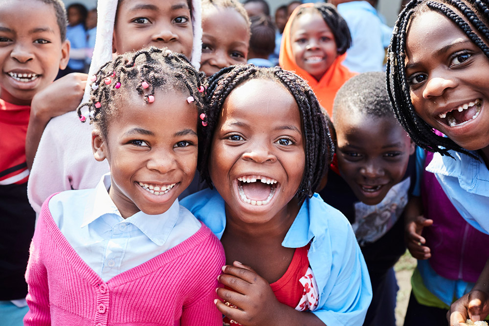 land-leute_mosambik_lachende_maedchen_kinderdorf-pestalozzi