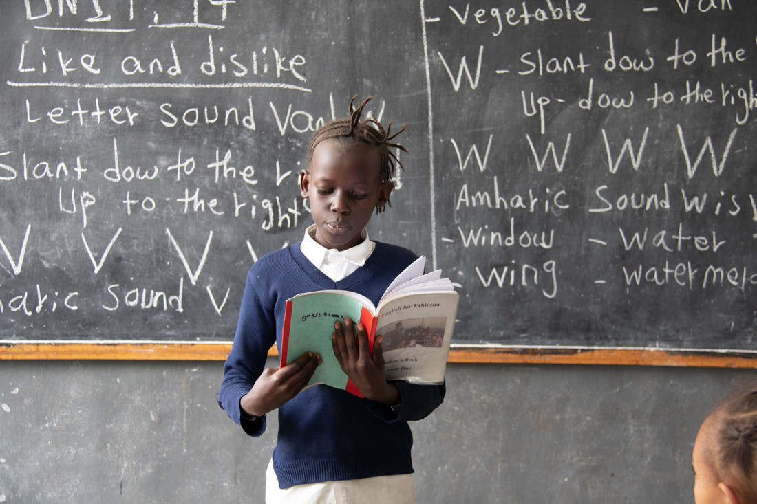 projekte_-_ostafrika_-_aethiopien_-_maedchen_liest