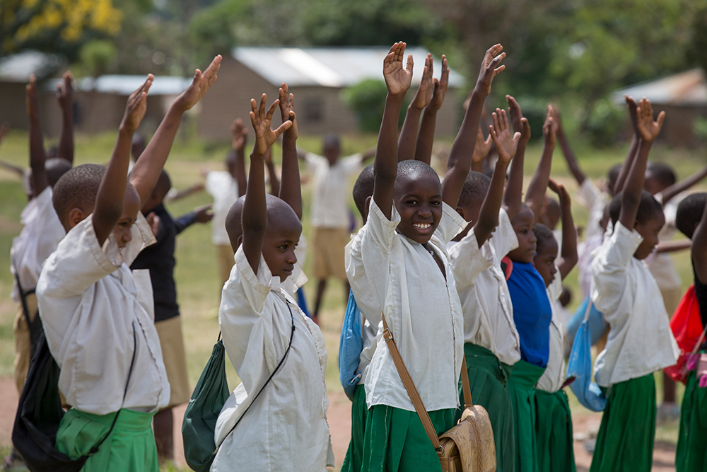 projekte_-_ostafrika_-_tansania_-_kinder_halten_die_haende_hoch_-kinderdorf-pestalozzi