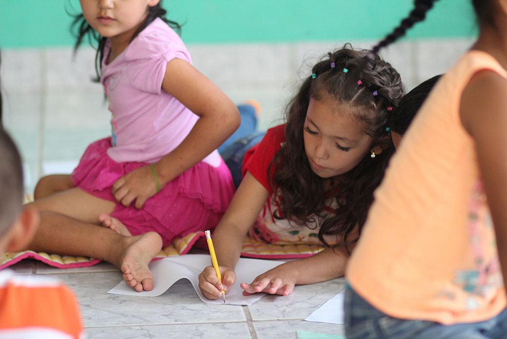 projekte_-_zentralamerika_-_el_salvador_-_maedchen_schreibt_am_boden