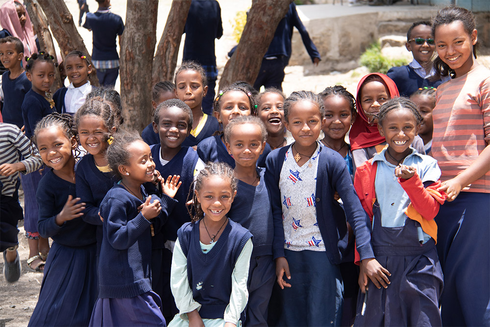 schulkinder_in_aethiopien_-_jahresbericht_2019_-_stiftung_kinderdorf_pestalozzi