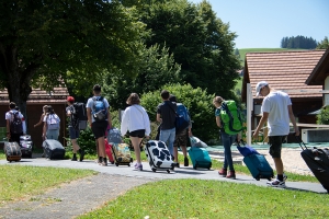rollende_koffer_ankunft_ferienlager_action_and_fun_stiftung_kinderdorf_pestalozzi
