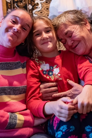 drei_generationen_auf_einem_bild_kinderdorf_pestalozzi