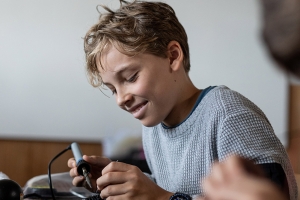 junge_loetet_digiweek_stiftung_kinderdorf_pestalozzi