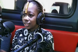 kind_vor_mikrofon_stiftung_kinderdorf_pestalozzi