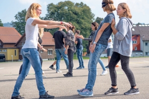 kinder_machen_eine_vertrauensuebung-stiftung_kinderdorf_pestalozzi