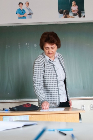 lehrerin_unterrichtet_vor_ihrer_schulklasse_in_serbien_kinderdorf-pestalozzi