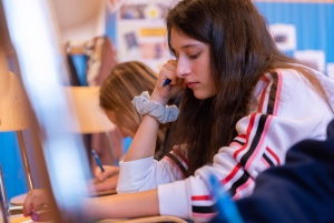 madche_denkt_nach_kinderkonferenz_stiftung_kinderdorf_pestalozzi