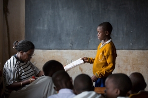 projekte_-_ostafrika_-_tansania_-_knabe_und_lehrerin