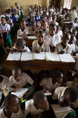 projekte_-_ostafrika_-_tansania_-_volles_schulzimmer_-kinderdorf-pestalozzi