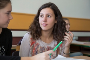 schuelerinen_in_schulzimmer-aus_dem_kinderdorf-stiftung_kinderdorf_pestalozzi