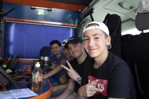5_jungs-im-bus