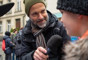 florian_karrer_interviewt_kind_kinderrechtsfest_bern_stiftung_kinderdorf_pestalozzi