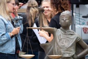 justitia_in_st.gallen_-_justitia_on_tour_-_stiftung_kinderdorf_pestalozzi_20