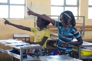 projekte_-_ostafrika_-_aethiopien_-_apda_-_maedchen_strecken_auf