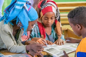 projekte_-_ostafrika_-_aethiopien_-_schulkinder_am_tisch_-_kinderdorf-pestalozzi