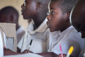 projekte_-_ostafrika_-_tansania_-_junge_im_unterricht