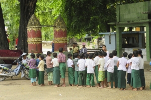 projekte_-_suedostasien_-_myanmar_-_clean_and_green_-_kinder_versammlung_draussen