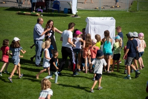 sommerfest_214_kinder_vor_der_enthuellung_der_justitia_-_stifung_kinderdorf_pestalozzi