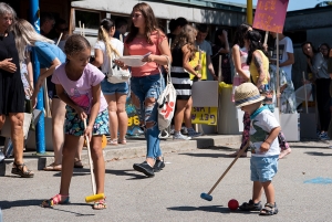 sommerfest_87_kinder_spielen_vor_schulhaus_-_stifung_kinderdorf_pestalozzi