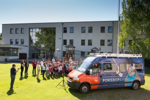 rs3335_radiobus_an_der_schule-scr