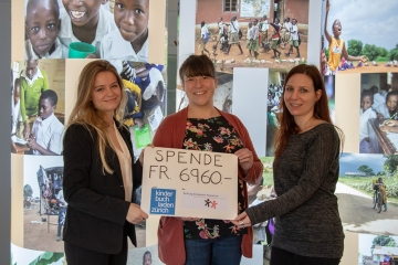 checkuebergabe_tamara_farrer_kinderbuchladen_zuerich