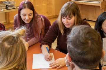 jugendliche_bei_zusammenarbeit_eyft19_stiftung_kinderdorf_pestalozzi