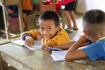 junge_am_tisch_-_laos_-_stiftung_kinderdorf_pestalozzi