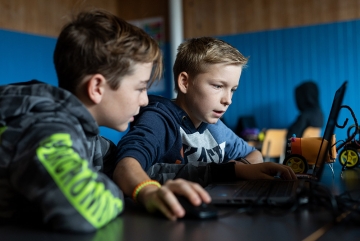jungen_am_laptop_digiweek_stiftung_kinderdorf_pestalozzi