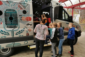 kinder_vor_radiobus-stiftung_kinderdorf_pestalozzi