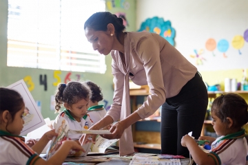 lehrerin_erklaert_kindern_etwas_-_patenschaftsbericht_zentralamerika_1-2020_-_stiftung_kinderdorf_pestalozzi.png