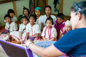 lehrerin_liest_533006_mae_chan_thailand_stiftung_kinderdorf_pestalozzi_done