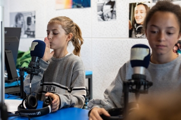 maedchen_testet_distanz_zum_radio_digiweek_stiftung_kinderdorf_pestalozzi