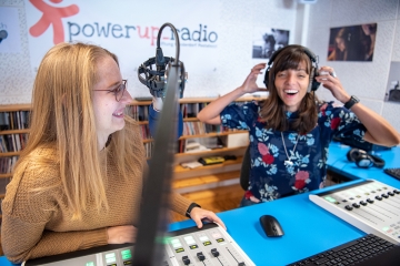 mariel-und-samantha_-_mobile_reporter_-_stiftung_kinderdorf_pestalozzi