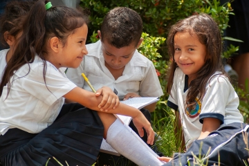 projekt_-_zentralamerika_-_honduras_-_laechelnde_maedchen_am_boden