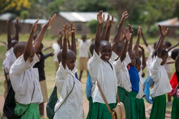 projekte_-_ostafrika_-_tansania_-_kinder_halten_die_haende_hoch_-kinderdorf-pestalozzi