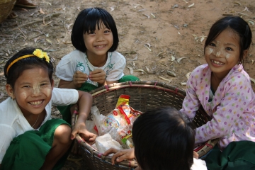 projekte_-_suedostasien_-_myanmar_-_clean_and_green_-_maedchen_sammeln_abfall