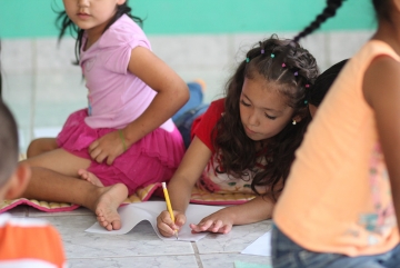 projekte_-_zentralamerika_-_el_salvador_-_maedchen_schreibt_am_boden