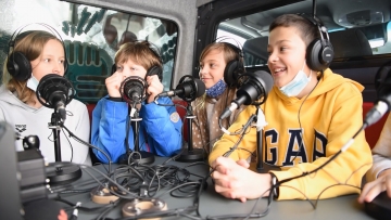 rs20253_kids_im_bus_3