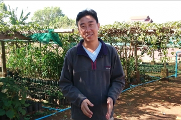 zung_tin_steht_vor_garten-stiftung_kinderdorf_pestalozzi