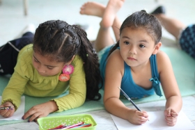 zwei_madchen_malen_-_patenschaftsbericht_zentralamerika_1-2020_-_stiftung_kinderdorf_pestalozzi