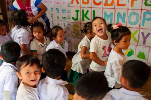 internationaler_tag_der_muttersprache_karennikinder_fluechtlingscamps_stiftung_kinderdorf_pestalozzi_bild_2