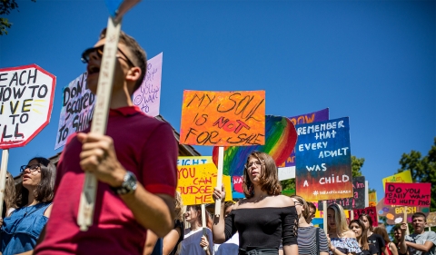 kinder_haben_recht_-_jugendliche_demonstrieren_-_jahresbericht_2019_-_stiftung_kinderdorf_pestalozzi