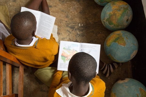 projekte_-_ostafrika_-_tansania_-_kinder_am_lesen