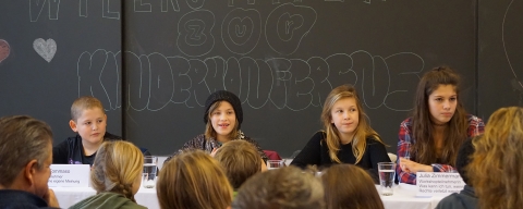 kinderkonferenz_2019_-_kinder_am_rednerpult_-_stiftung_kinderdorf_pestalozzi