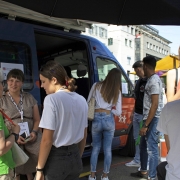 1_menschen-vor-dem-bus