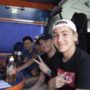 5_jungs-im-bus